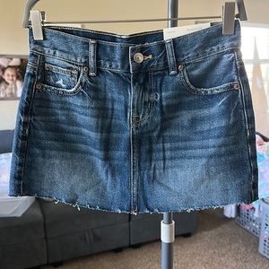 Low rise, mini skirt